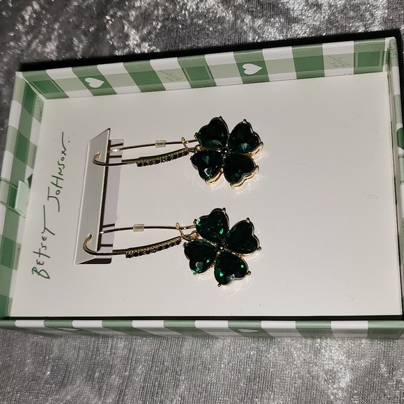 Betsey Johnson Dark💚 Green Clover Earrings/ NWB Dangling Earrings✨️💚☘️ - Picture 3 of 14